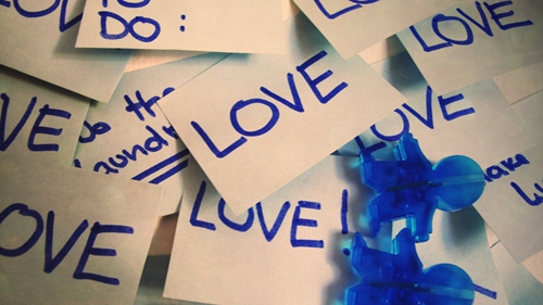 有钱没钱活的开心点什么歌，有钱没钱活得开心就好